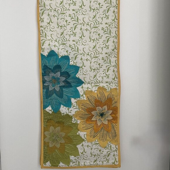 Table Dresser Runner Tablecloth Flowers - Picture 1 of 3